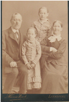 Carl Gustaf och hustrun Johanna Jacobsdotter                    Barnen Clara Charlotta och lillasyster Anna Amalia  